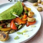 Hartige groente pannenkoek met spinazie en falafel