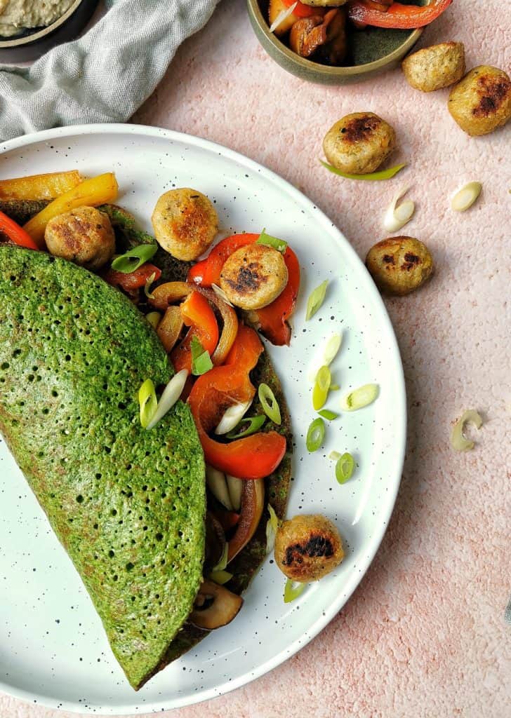 Hartige groente pannenkoek met spinazie en falafel