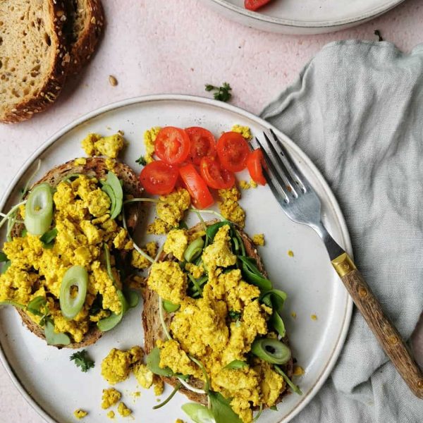 Veganistisch roerei van tofu