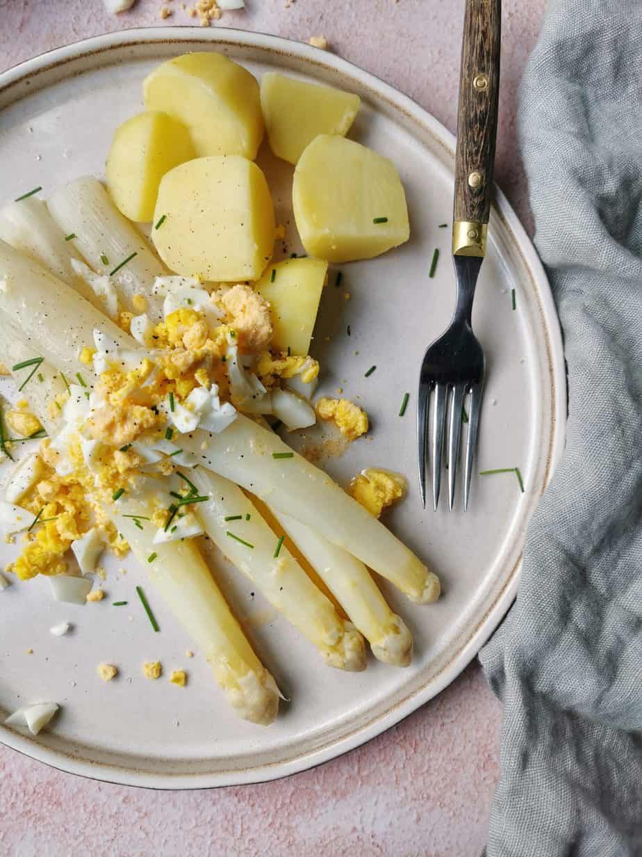 Witte Asperges Met Botersaus En Ei