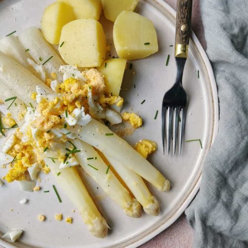 Seminarie beeld karbonade Witte asperges met botersaus en ei