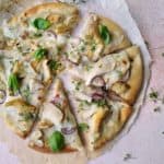 Vegetarische pizza met bloemkool bodem