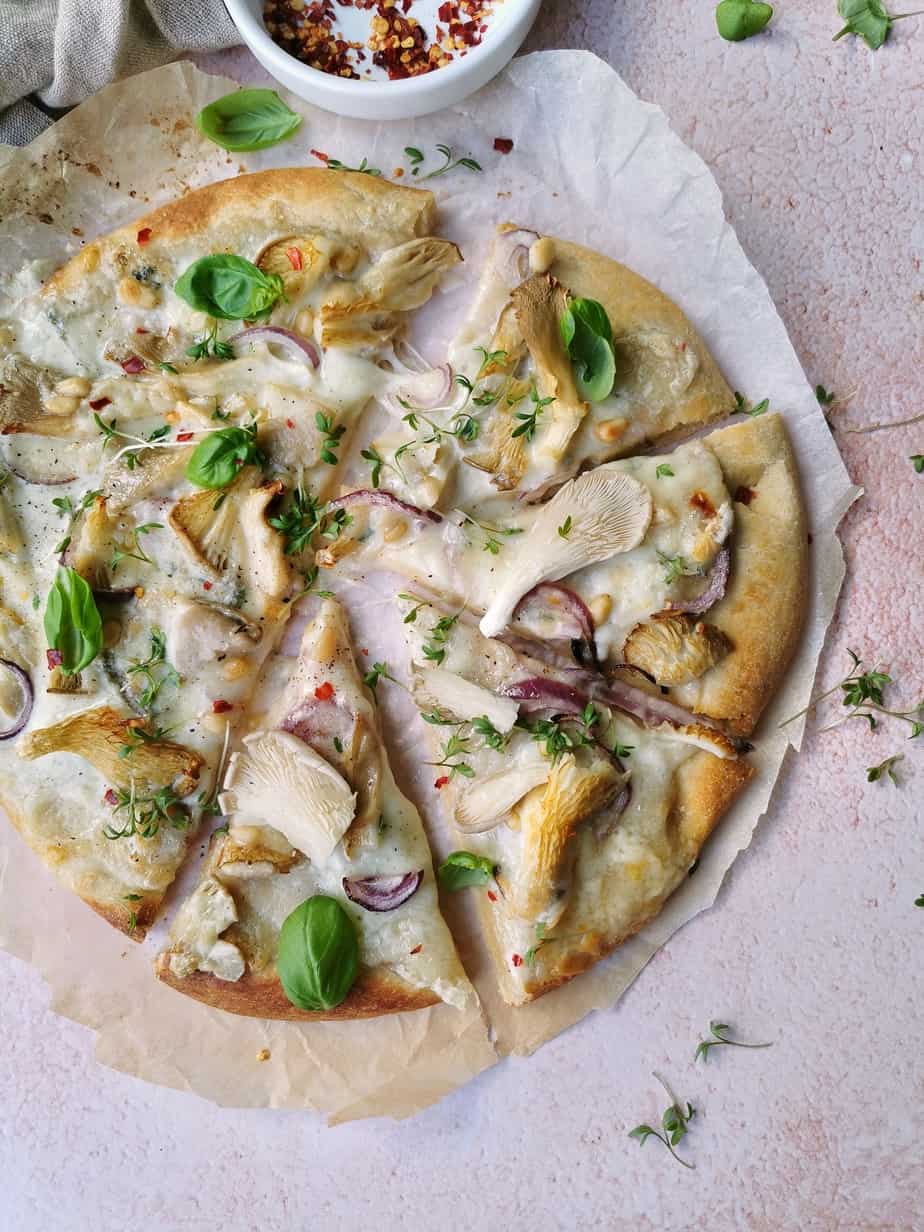 Vegetarische pizza met bloemkool bodem