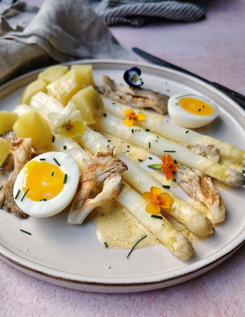 Vegetarische witte asperges met oesterzwam, aardappel en bearnaisesaus