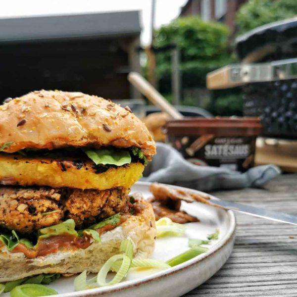 Vegetarische burger van tofu en zwarte bonen