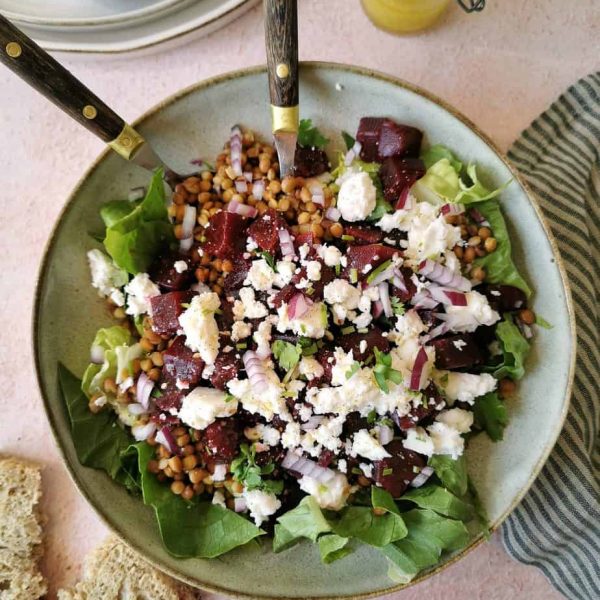 Vegetarische maaltijdsalade met linzen