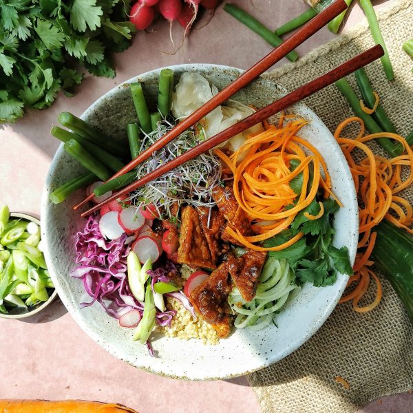 Vegetarische poké bowl met tempeh