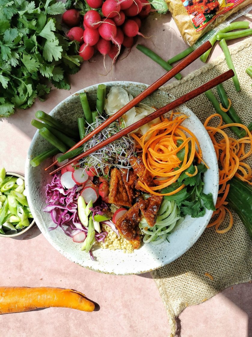 Kleurrijke vegan poké bowl met tempeh en groente