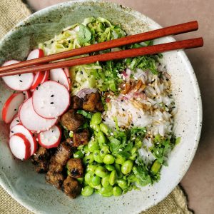 Plantaardige sushi bowl met tempeh en rijst