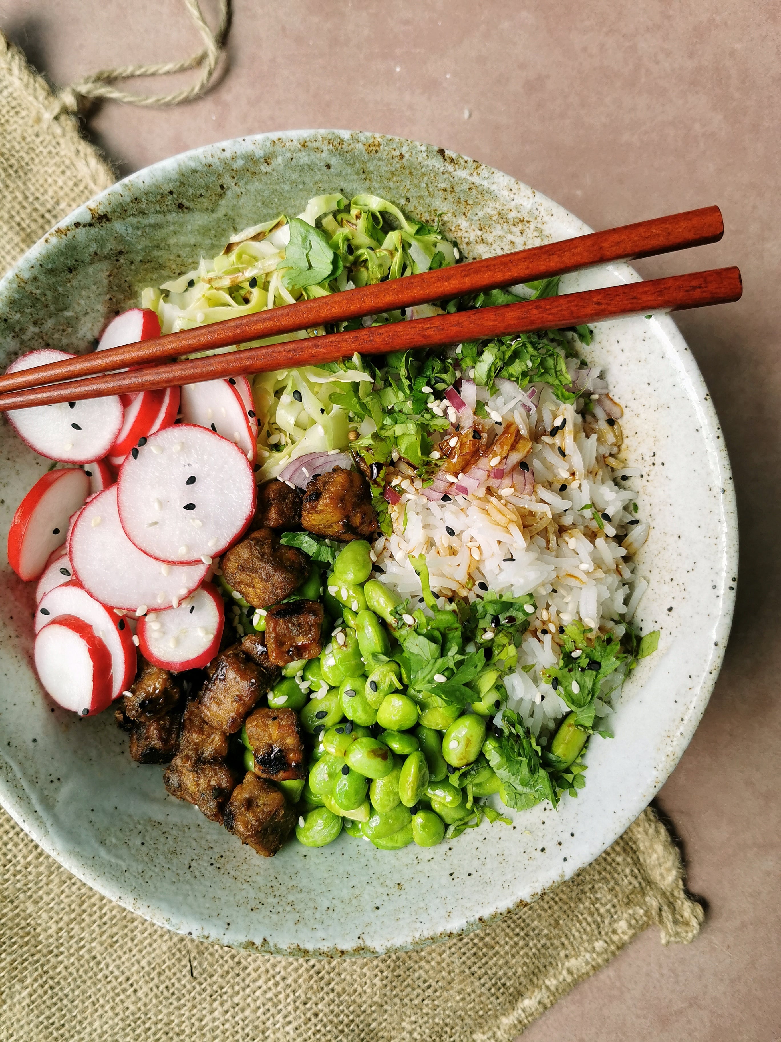 Plantaardige sushi bowl met tempeh en rijst