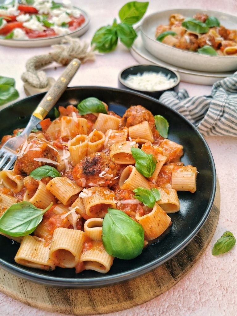 karbonade Romanschrijver diagonaal Pasta met tomatensaus en vegetarische balletjes