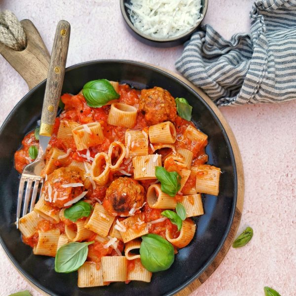 Vegetarische pasta met rode saus