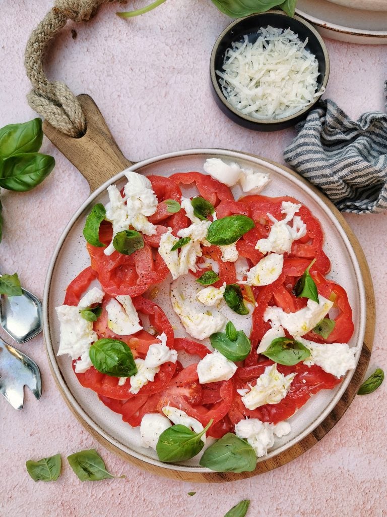 Italiaanse salade met tomaat en mozzarella