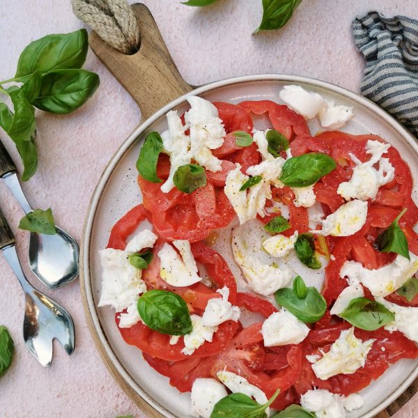 Italiaanse salade met tomaat en mozzarella