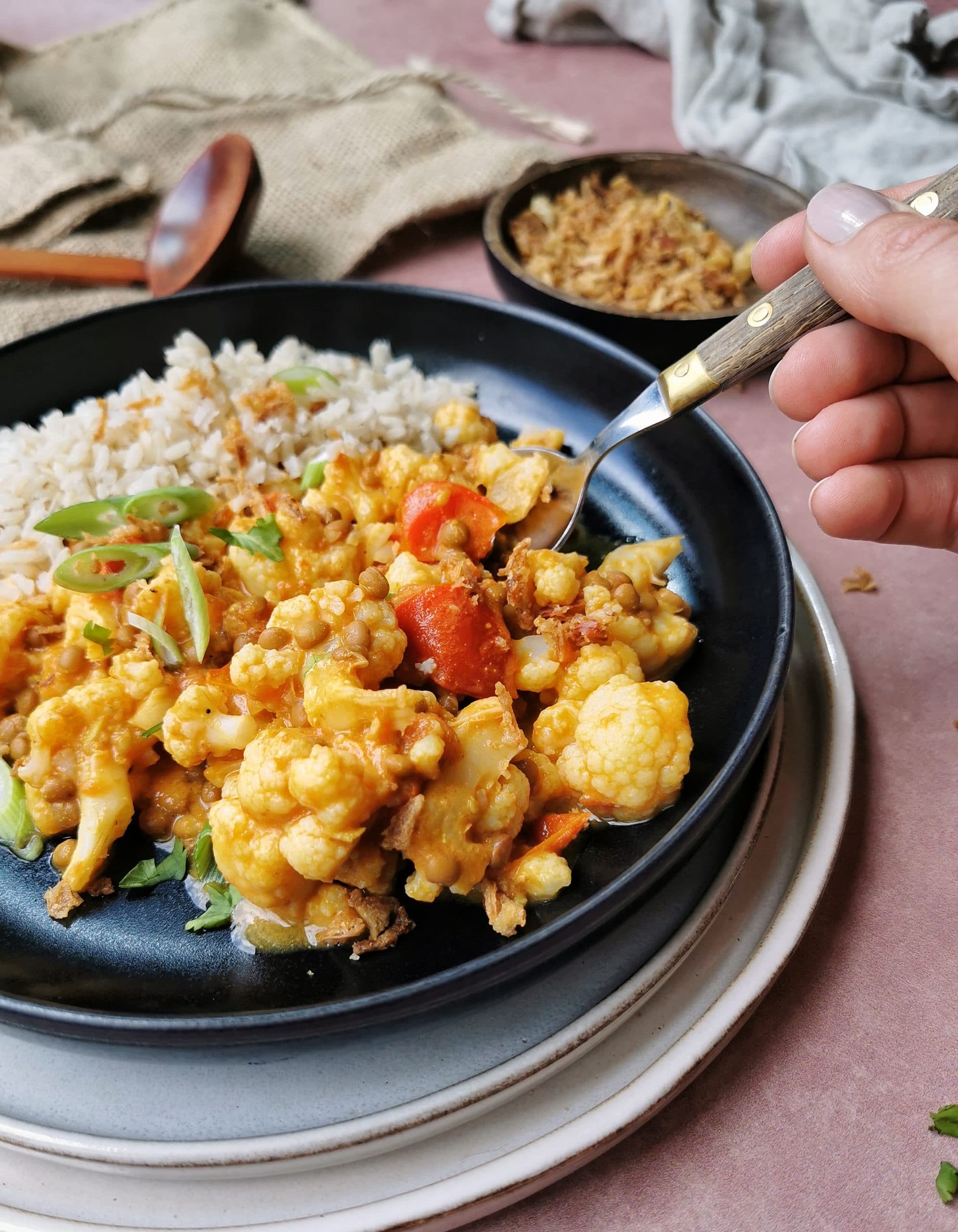 Vegan curry met pindakaas en zelfgemaakte currysaus