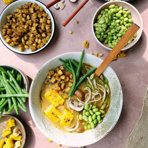 Vegen noedelsoep met tofu en groente