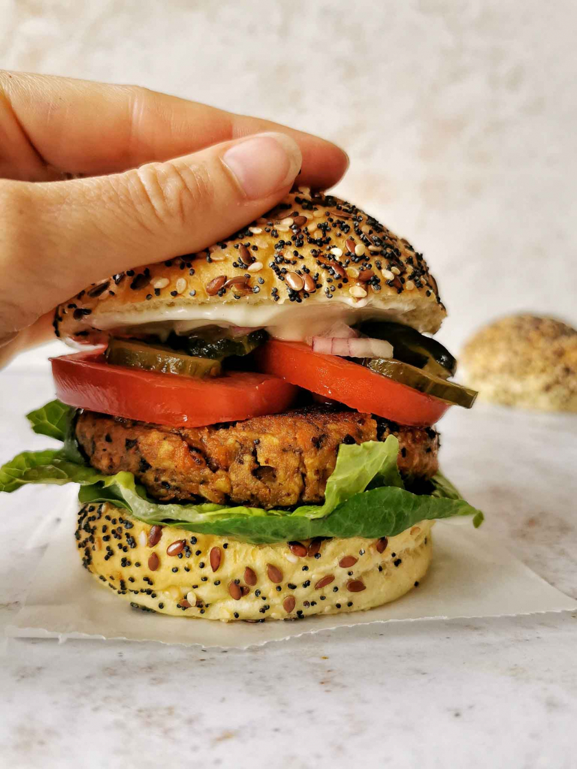 Vegan tempeh burger met zwarte boon