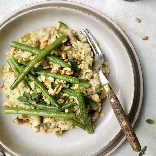 Vegetarische risotto met sperziebonen en pesto