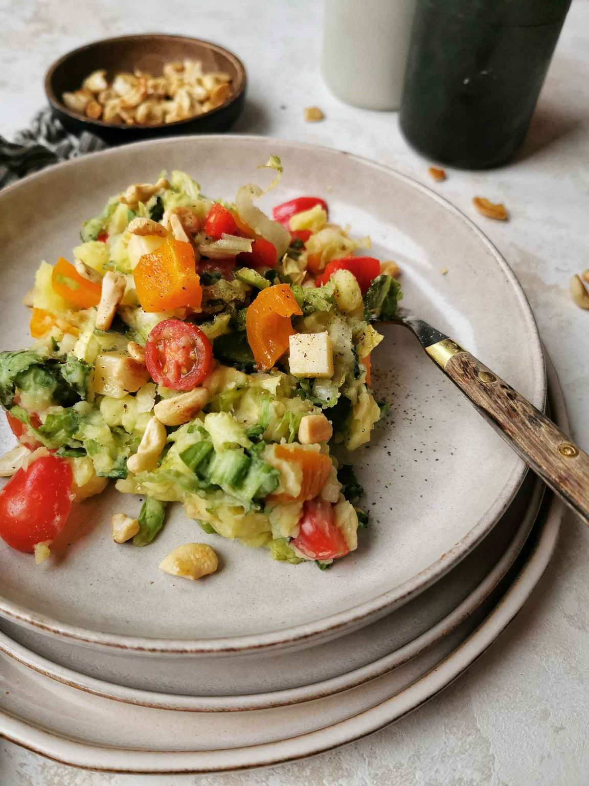 Andijvie stamppot met paprika, cherrytomaat, kaas en cashewnoten