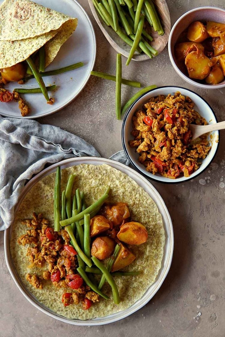 Vegan roti met sperziebonen, aardappel en ertwen eiwit snippers