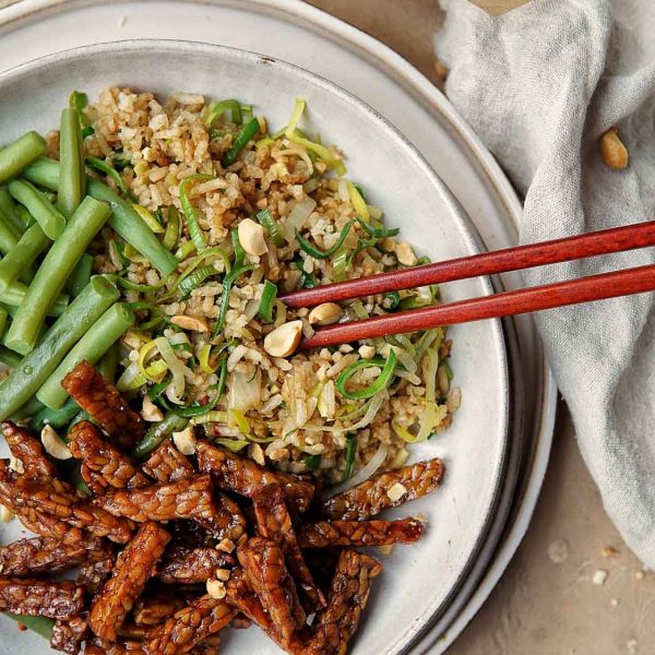 Vegan nasi met tempeh