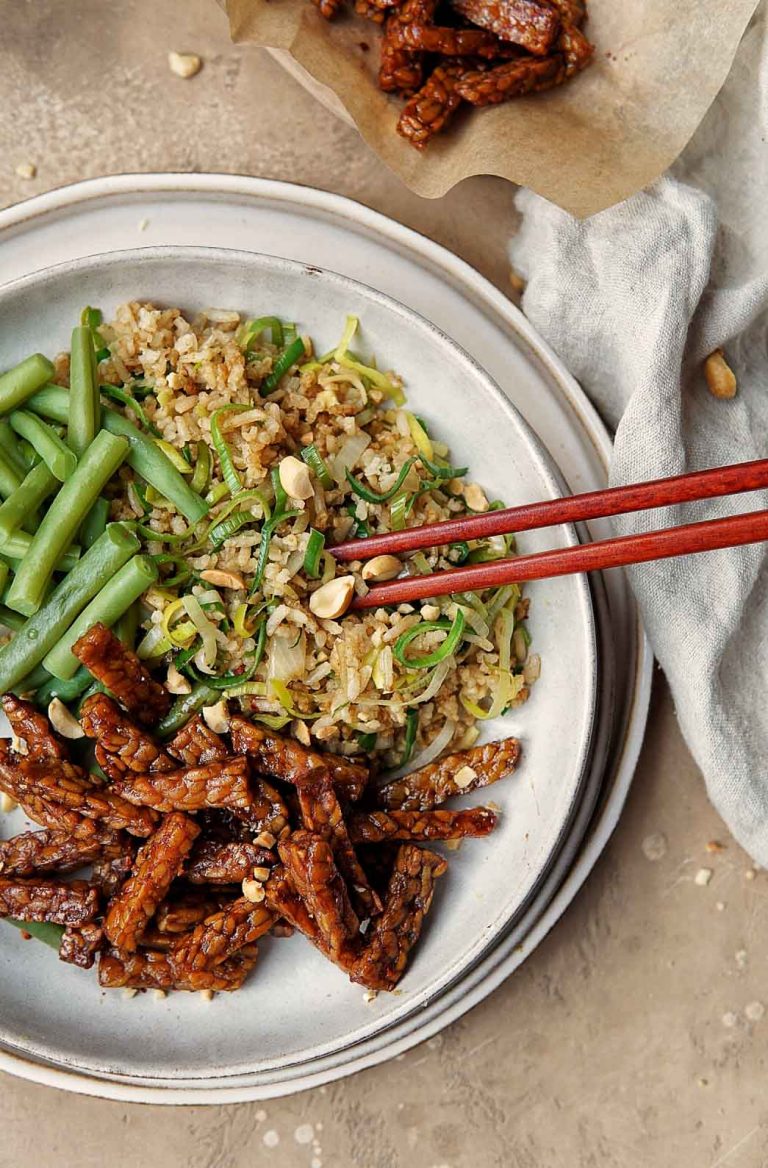 Vegan nasi met tempeh