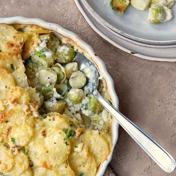 Vegetarische ovenschotel met spruitjes en aardappelschijfjes