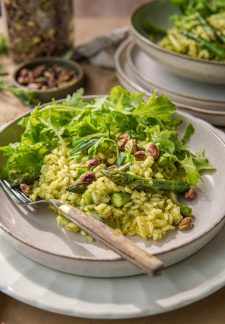 Recept voor vegan risotto met raapsteeltjes en groene asperge