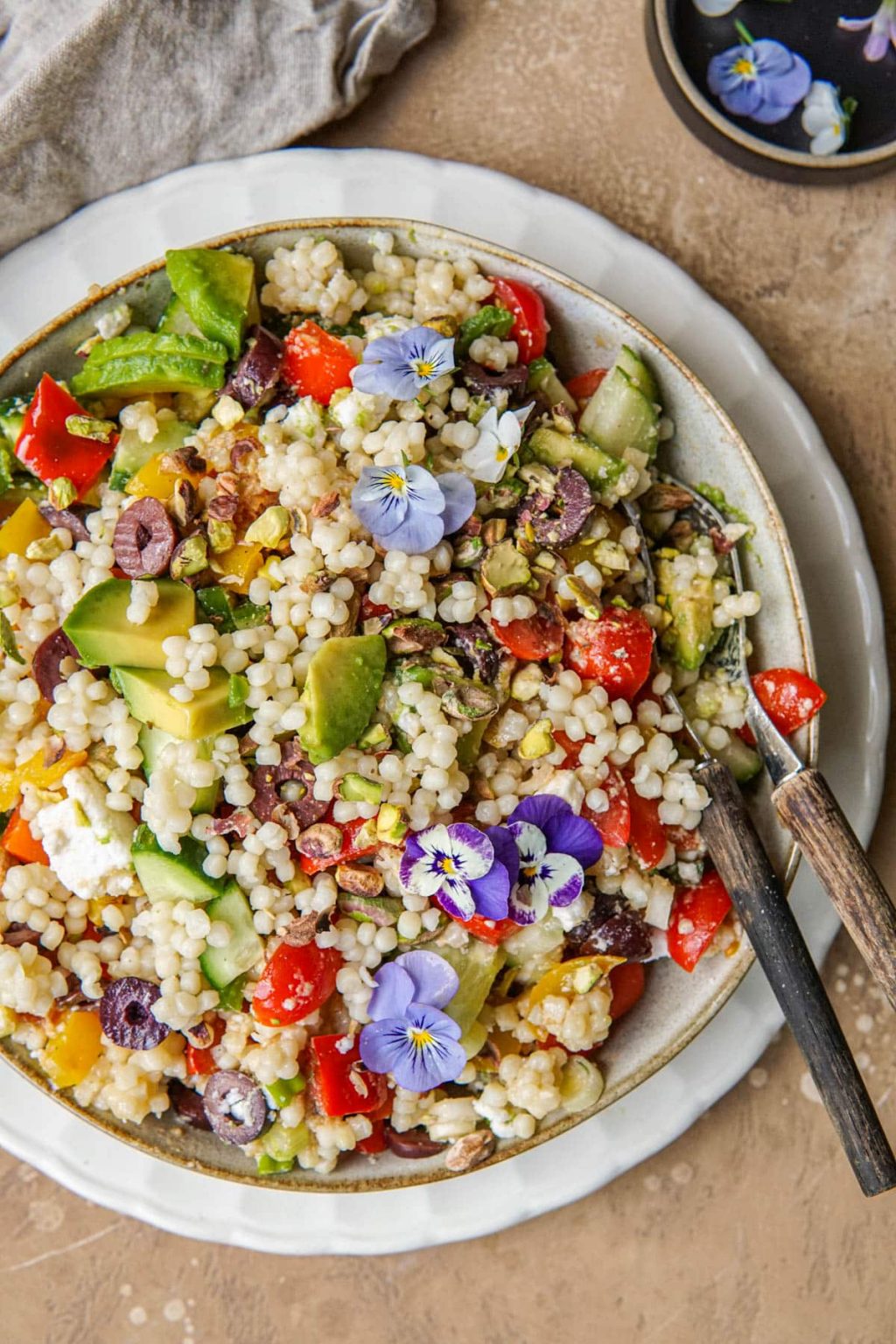 Vegan parel couscous salade met tahini dressing