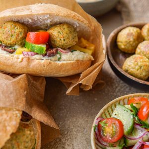 Recept voor Turks brood met falafel vegan.