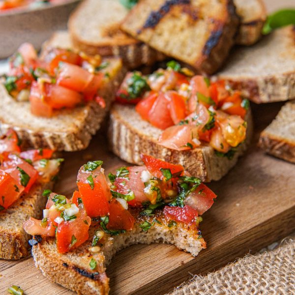 Italiaanse tomatensalsa met toast