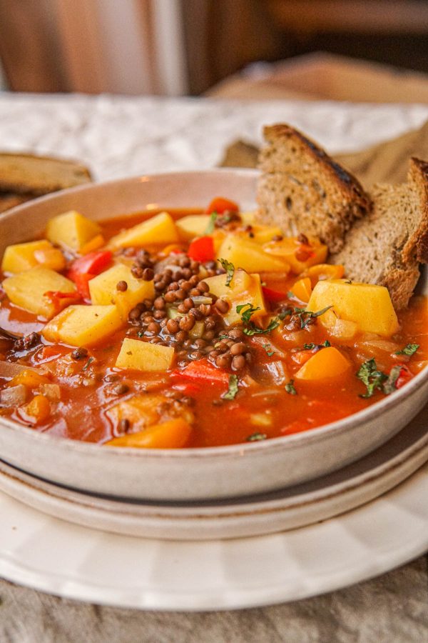 Vegan goulashsoep met linzen