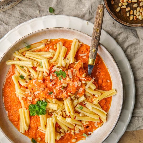 Pastasus van gegrilde paprika en tomaat