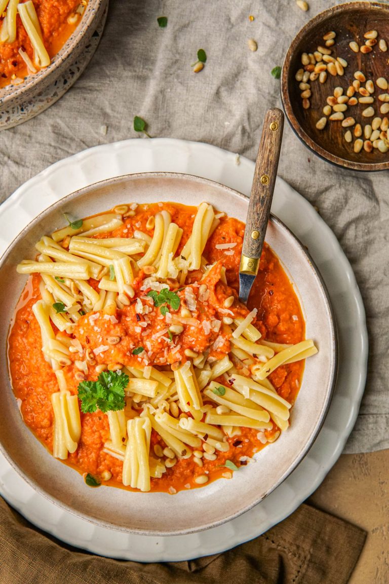 Eiwitrijke vegan pasta met gegrilde paprika tomaat saus