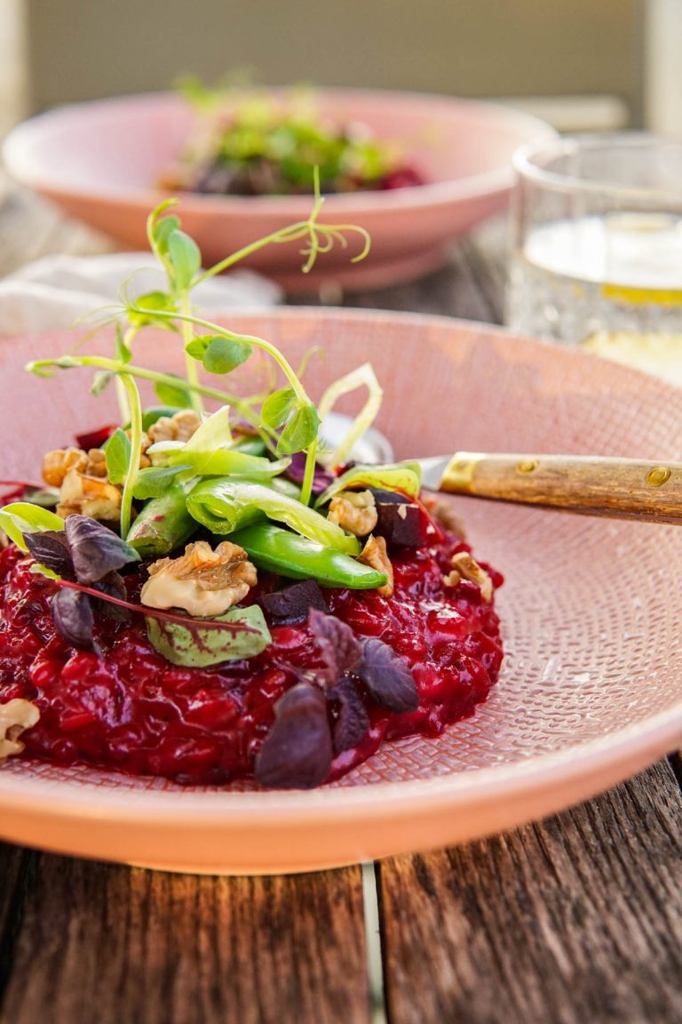 Bieten risotto met geitenkaas en sugar snaps