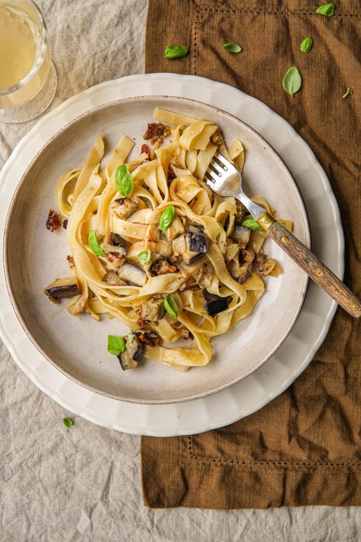 Vegan recept voor romige pasta met aubergine