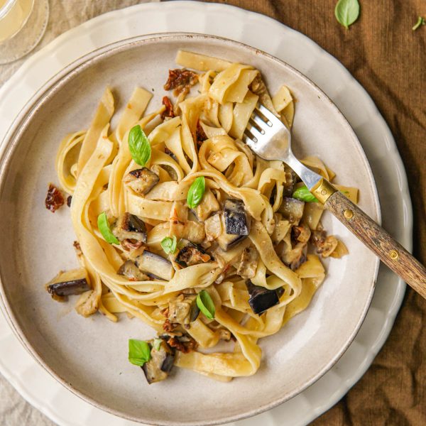 Vegan recept voor romige pasta met aubergine