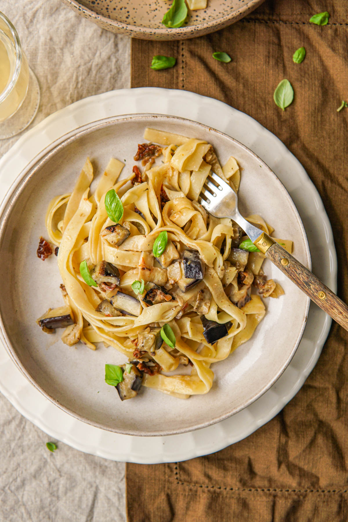 Vegan recept voor romige pasta met aubergine