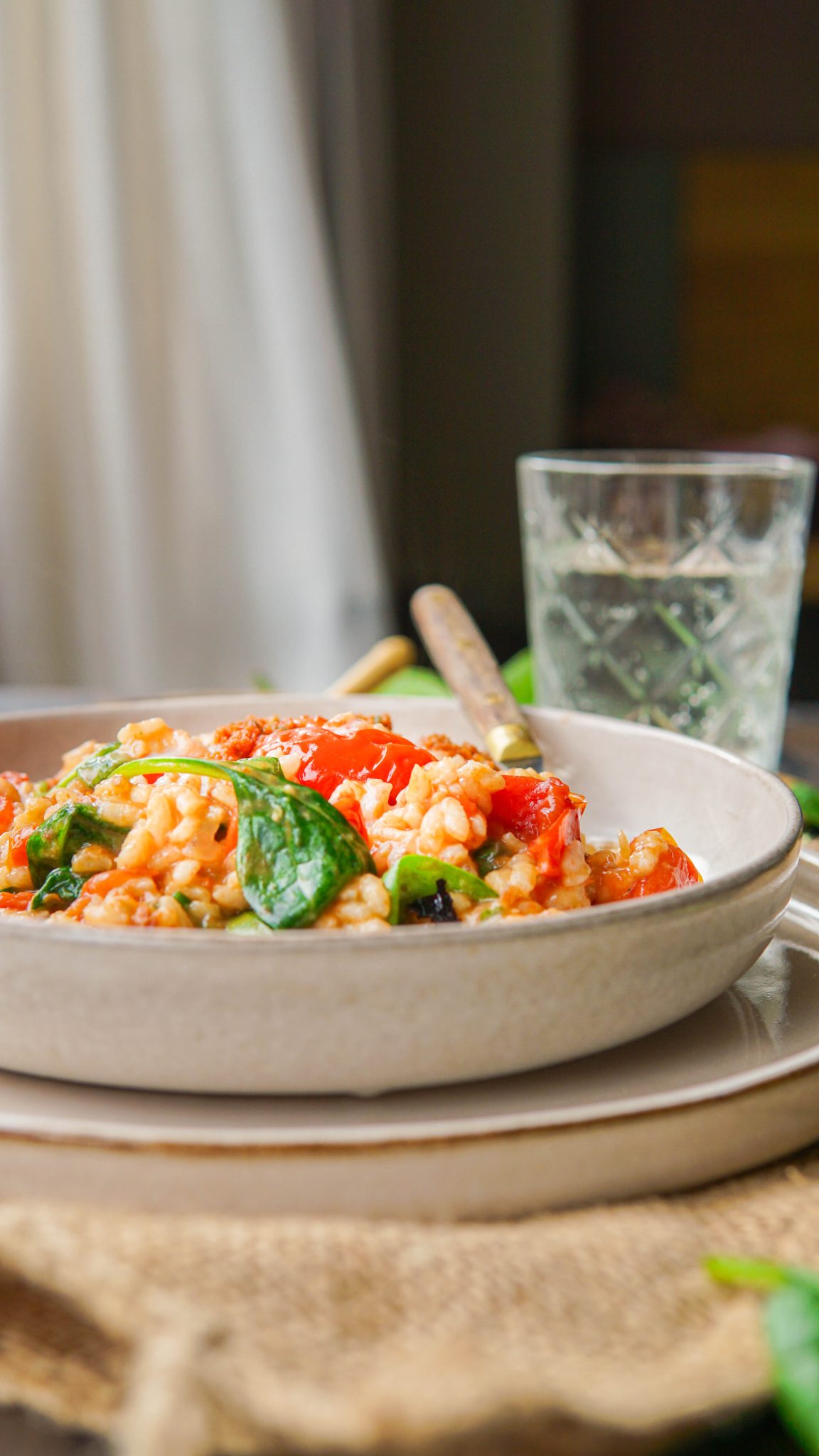 Vegan risotto met gegrilde tomaat en spinazie