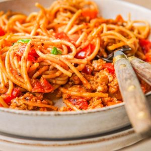 Vegan pasta met rode saus