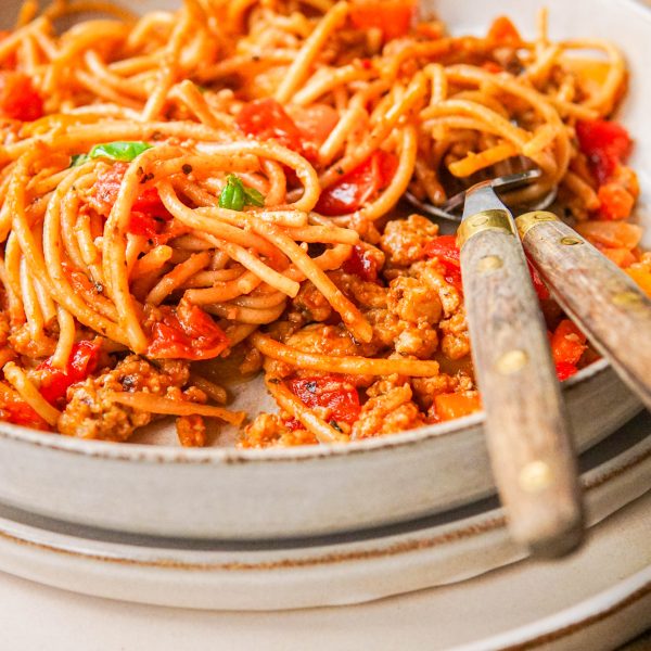 Vegan pasta met rode saus