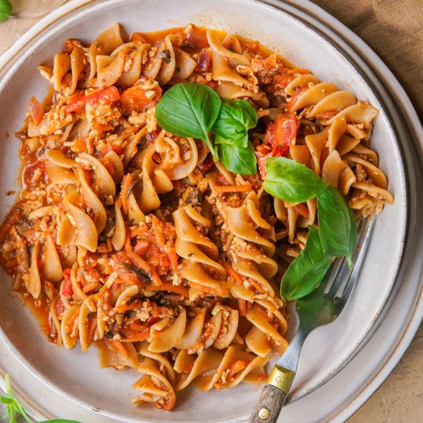 Vegetarische pasta met rode saus